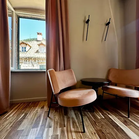 1783 Old Town Apartment *