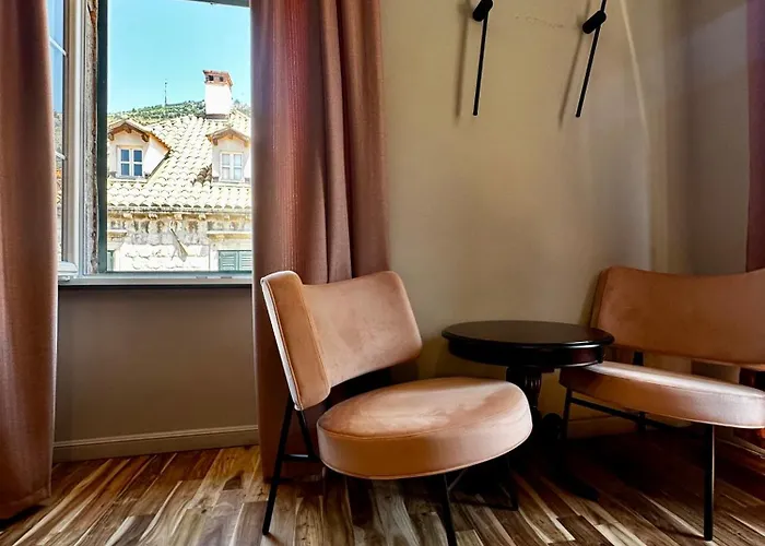 1783 Old Town Apartment *